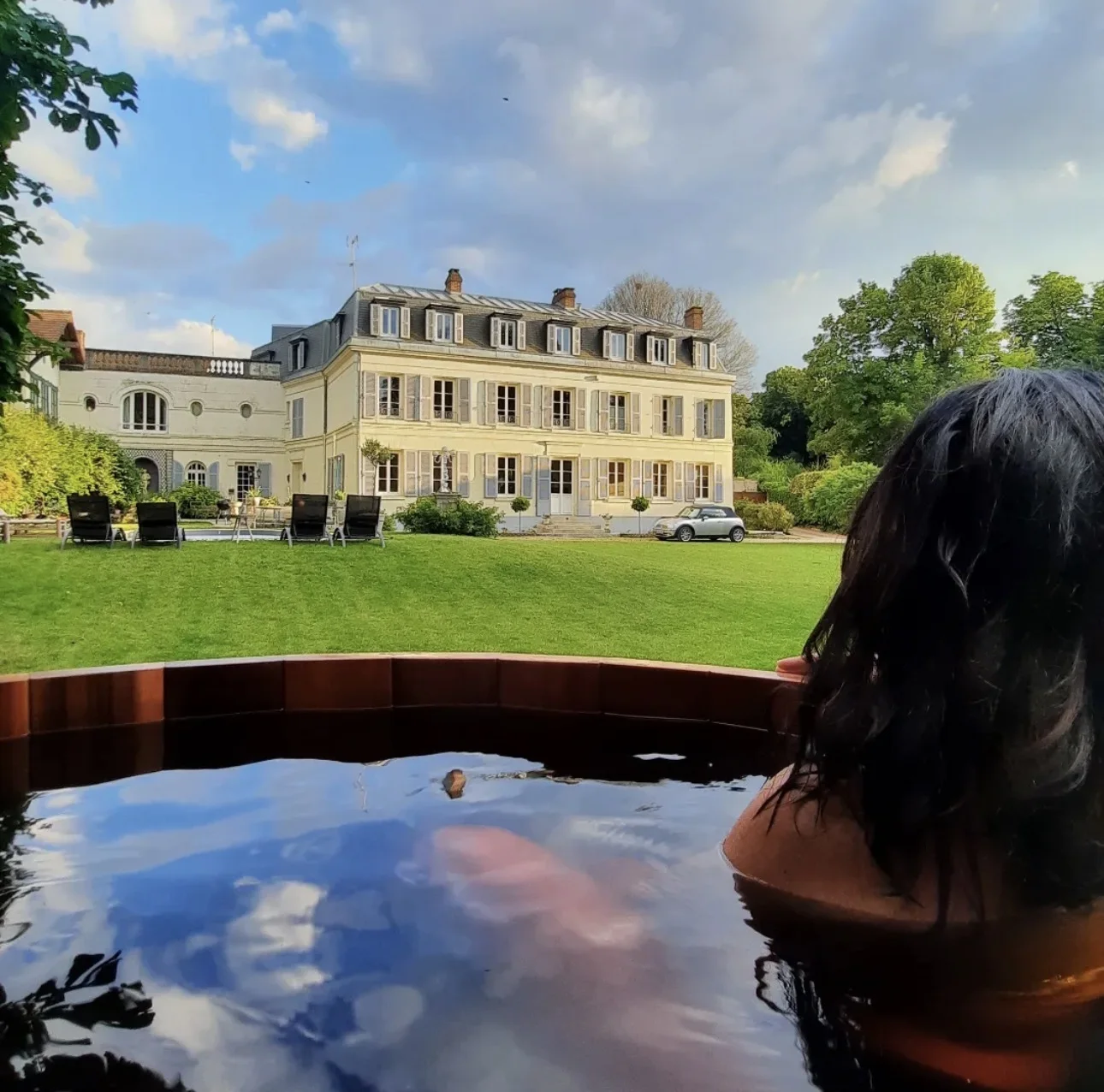 Vue depuis le bain nordique sur le jardin et la propriété
