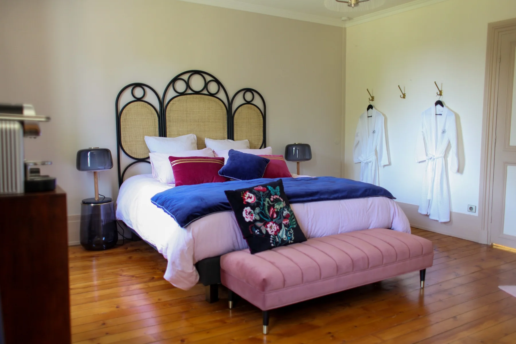Chambre de caractère avec lit double et banquette