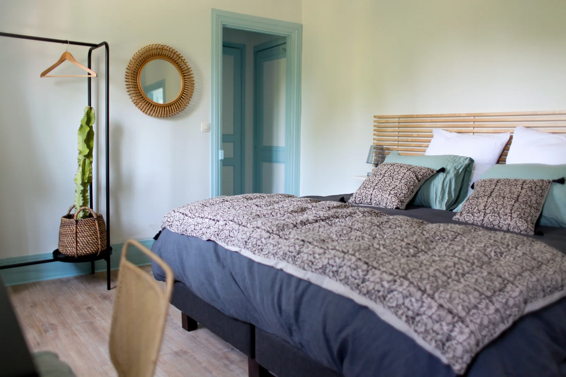Chambre meublée aux tons doux, lit double et parquet