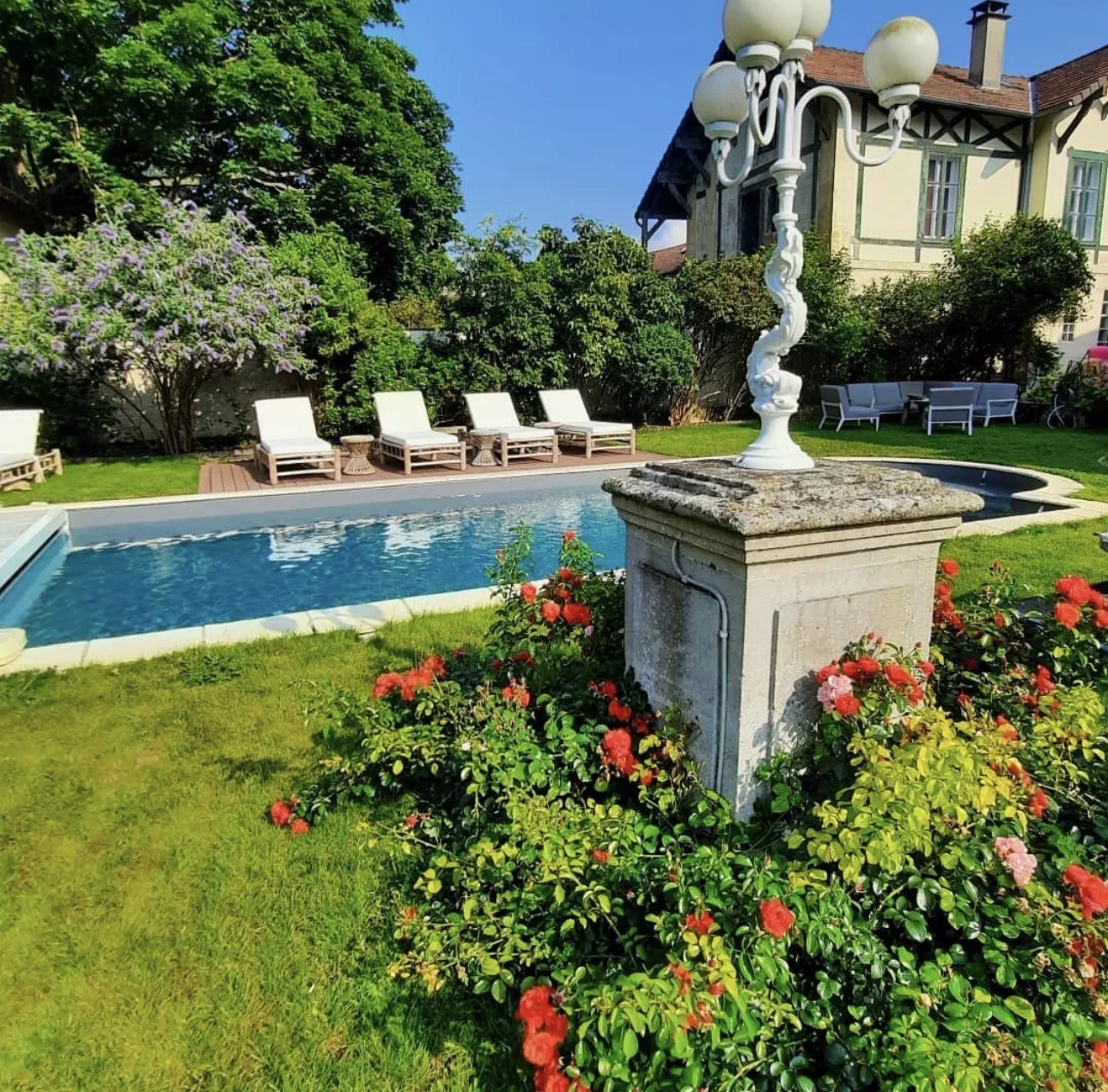 Piscine extérieure entourée de jardin