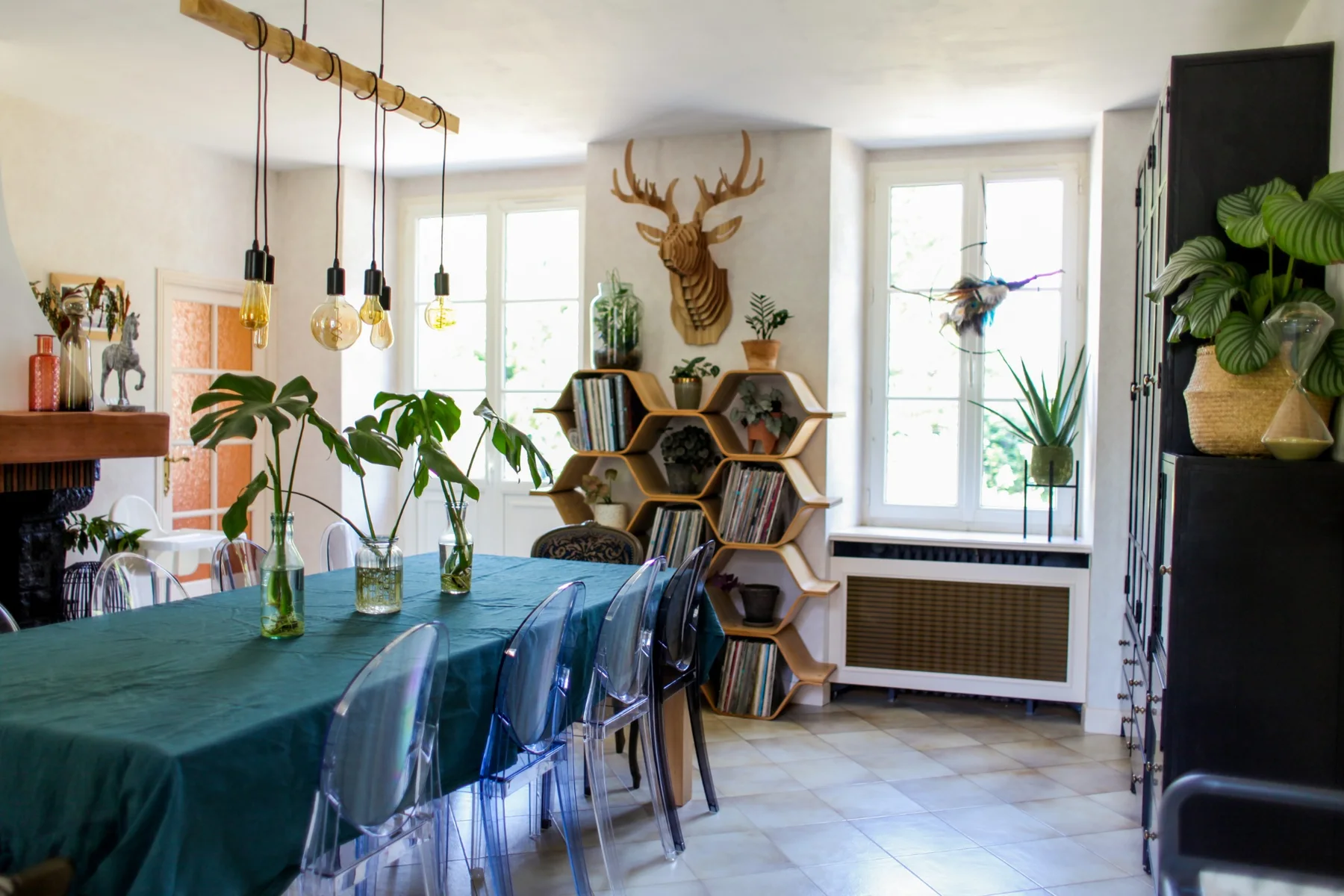 La grande table conviviale dans la salle à manger lumineuse